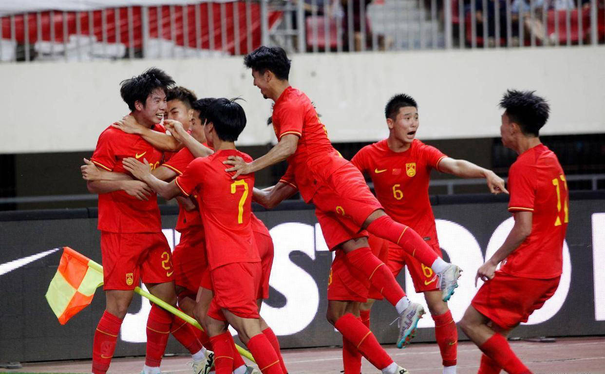 关于中国足球队伍国际比赛经验持续积累，战绩逐步提升的信息