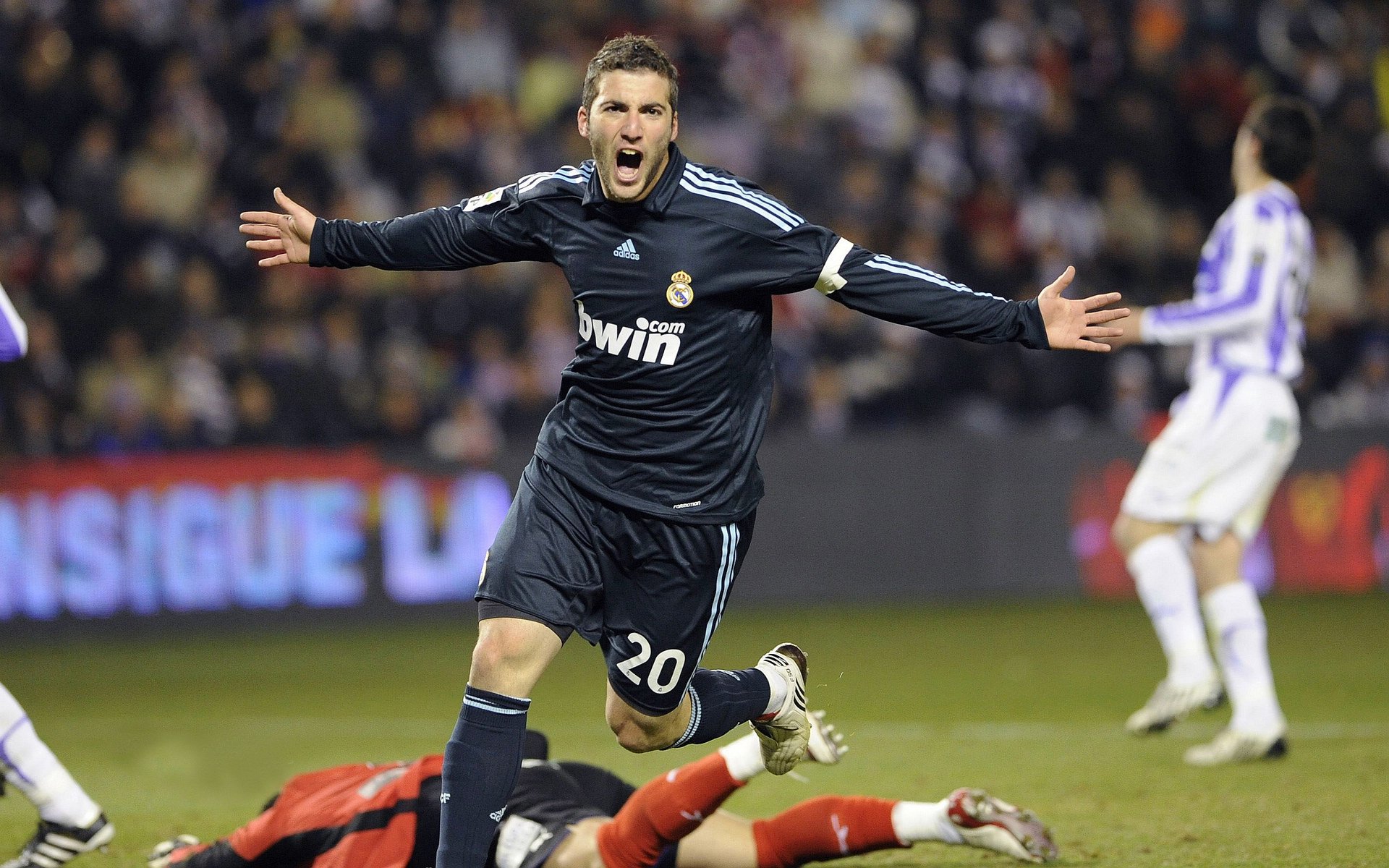 德甲极速反击:冲破防线的瞬间令人惊叹,德甲打法